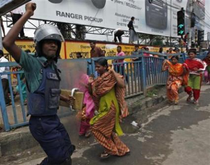 شرطي خلال مصادمات مع متظاهرين في دكا
