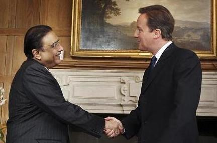 رئيس الوزراء البريطاني ديفيد كاميرون (يمين) والرئيس الباكستاني اصف على زرداري في جنوب انجلترا أمس  الجمعة