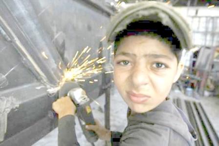 طفل يعمل في ورشة لحام
