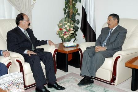 عبدالغني لدى استقباله مبعوث الرئيس الفلسطيني أمس