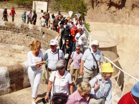 سياح يزورون صهاريج عدن