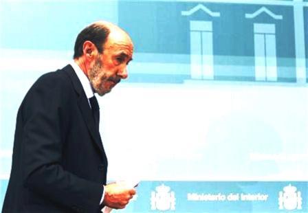 وزير الداخلية الاسباني الفريدو بيريث روبالكابا في مؤتمر صحفي في مدريد أمس الأربعاء