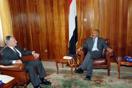 رئيس الجمهورية لدى استقباله السفير الأمريكي