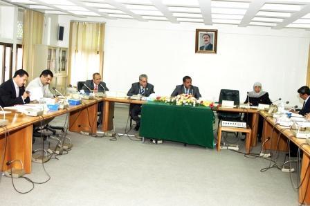 رئيس الوزراء لدى ترؤسه اجتماع المجلس الأعلى للخدمة المدنية