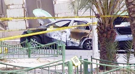 سيارات محطمة من جراء سقوط صاروخ عليها في منطقة فنادق في ميناء العقبة الأردني المطل على البحر الأحمر يوم  أمس الاثنين
