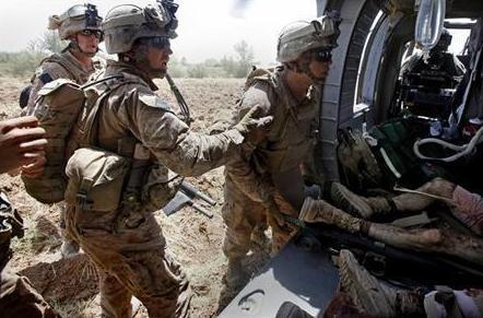 جنود أمريكيون يضعون زميلين لهم في طائرة هليكوبتر طبية بعد إصابتهما في انفجار قرب بلدة مرجة بإقليم هلمند في جنوب أفغانستان