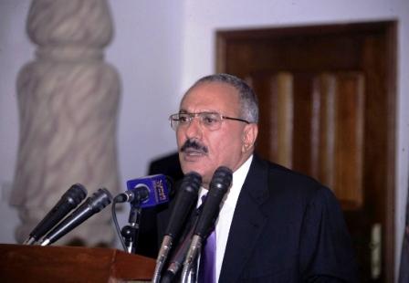 الرئيس يلقي كلمته  في حفل تخرج الدورات العسكرية