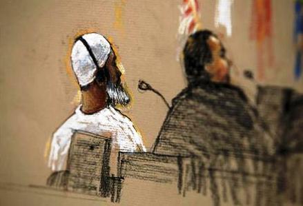 صورة باليد للمتهم إبراهيم القوصي برفقة أحد أعضاء فريق الدفاع عنه داخل المحكمة في معتقل جوانتانامو يوم 15 يوليو تموز 2009.