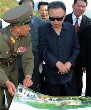 الزعيم الكوري الشمالي كيم جونج آيل (إلى اليمين) في زيارة لمحطة للكهرباء بكوريا الشمالية