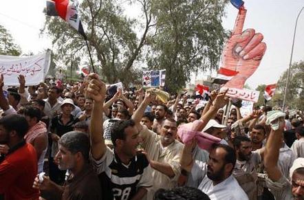 متظاهرون خلال احتجاج على انقطاع الكهرباء في البصرة بجنوب العراق