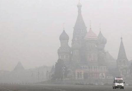 سحابة كثيفة من الضباب والدخان  تغطي سماء موسكو (أمس)