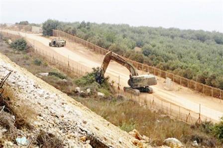 رافعة اسرائيلية تعمل بجوار الحدود اللبنانية الاسرائيلية في قرية العديسة اللبنانية الحدودية يوم الاربعاء الماضي