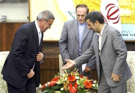 الرئيس الإيراني احمدي نجاد (إلى اليمين) يرحب بوزير الخارجية اللبناني علي الشامي في طهران.