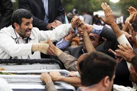 الرئيس الإيراني محمود أحمدي نجاد يصافح انصاره ومؤيديه في همذان