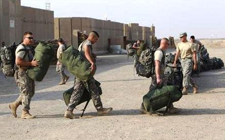 جنود امريكيون يحملون امتعتهم استعدادا للانسحاب من العراق في قاعدة قرب الناصرية 300 كم جنوب شرقي بغداد