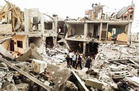 فلسطينيون يتفقدون منازل تعرضت للقصف في غزة