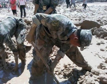 رجال إنقاذ يبحثون عن مفقودين في جنان بإقليم جانسو الصيني بعد انهيارات أرضية