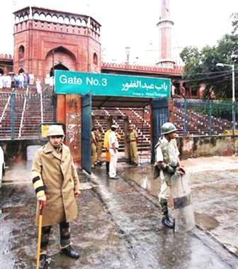 شرطيان أمام مدخل مسجد وقع أمامه إطلاق نار في دلهي  أمس .