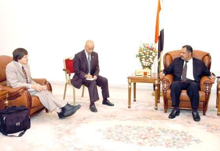 د . مجور لدى لقائه وفد الخزانة الأمريكية