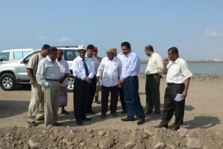 شائف لدى تفقده سير العمل في أحد المشاريع أمس