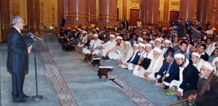 رئيس الجمهورية خلال لقائه رجال الدين في مسجد الصالح