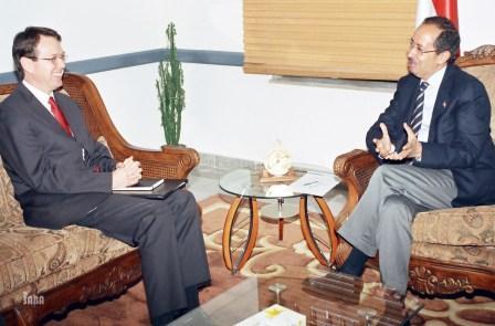 الأرحبي لدى لقائه السفير البريطاني أمس