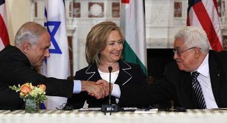 وزيرة الخارجية الأمريكية هيلاري كلينتون تتوسط الرئيس الفلسطيني محمود عباس ورئيس الوزراء الإسرائيلي بنيامين نتنياهو خلال اجتماع في واشنطن يوم الخميس الماضي .