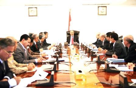 الرئيس لدى ترؤسه اجتماع الجنة العليا للإعداد لاجتماع مجموعة أصدقاء اليمن