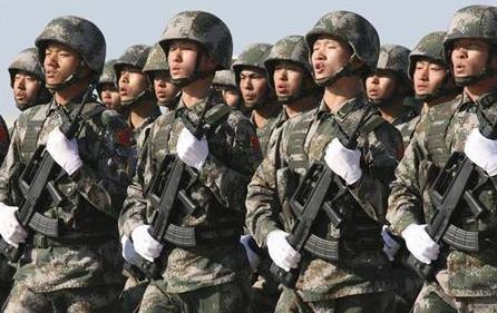 جنود صينيون أثناء مناورات عسكرية مع روسيا وقازاخستان في جنوب قازاخستان أمس الاثنين