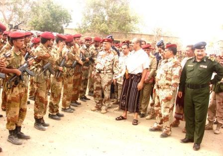 وزير الدفاع لدى تفقده الوحدات العسكرية والأمنية في محور أبين