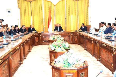 نائب الرئيس لدى لقائه أمناء عموم المجالس المحلية ووكلاء محافظات عدن ولحج وأبين والضالع