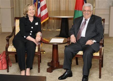 الرئيس الفلسطيني محمود عباس في اجتماع مع وزيرة الخارجية الأمريكية هيلاري كلينتون بولاية فيرجينيا