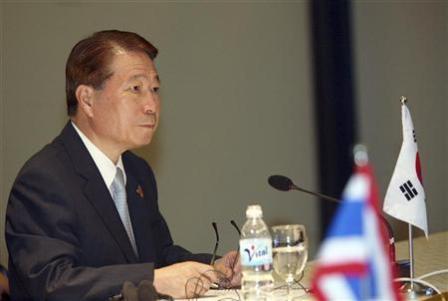 وزير خارجية كوريا الجنوبية يو ميونج هوان خلال اجتماع في هانوي