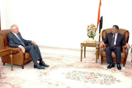 د . مجور لدى استقباله مبعوث الرئيس الصربي