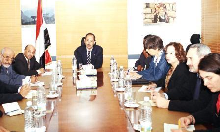 الأرحبي لدى لقائه بعثة البنك الدولي ومنظمات الأمم المتحدة