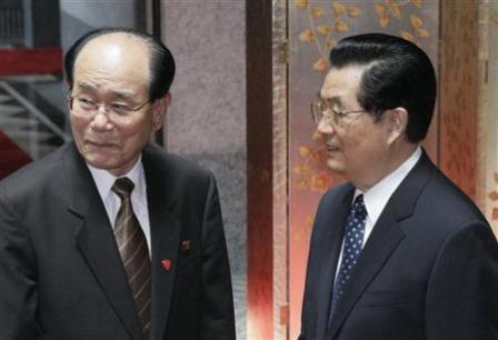 الرئيس الصيني هو جين تاو (يمينا) يستقبل كيم يونج نام الرجل الثاني في كوريا الشمالية في اجتماع في شنغهاي يوم 30 ابريل 2010.