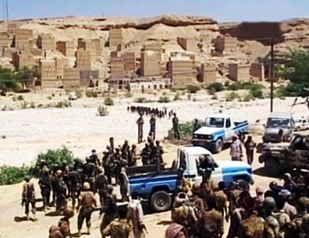 تجمع لقوات الأمن والجيش بعد تطهيرها مدينة الحوطة أمس