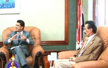 وزير الداخلية لدى لقائه نائب قائد قوات اتلانتا