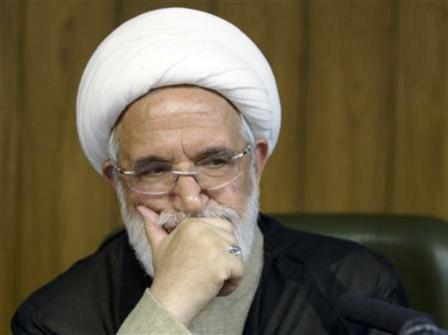 الزعيم الإيراني المعارض مهدي كروبي أثناء مؤتمر صحافي في طهران.