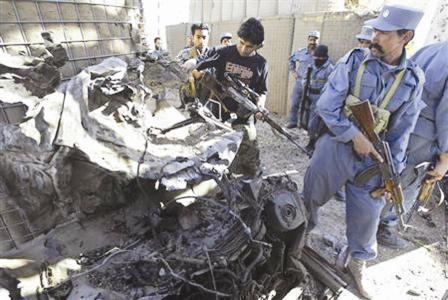 رجال شرطة بموقع هجوم انتحاري في مجمع للأمم المتحدة في هرات بغرب أفغانستان يوم  أمس.