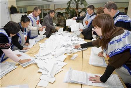 أعضاء مفوضية الانتخابات المحلية يفرزون أصوات الناخبين في بشكيك يوم 10 أكتوبر 2010