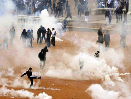 طلاب فرنسيون وسط دخان قنابل مدمعة أطلقتها الشرطة في مدينة ليون