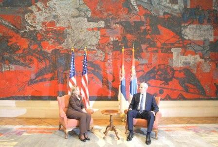 كلينتون خلال لقاء مع مسؤولين في كوسوفو