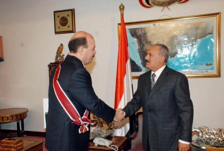 رئيس الجمهورية لدى استقباله السفير الاردني بصنعاء احمد جردات