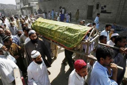 رجال يشيعون جثمان قتيل في حادث اطلاق نار في كراتشي