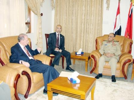 وزير الدفاع خلال لقائه السفير الأمريكي