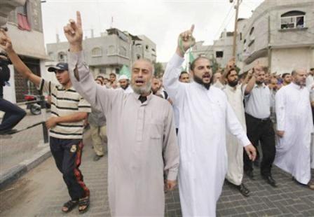 أنصار حركة حماس يشاركون في مسيرة احتجاجاً على مقتل الناشطين في شمال قطاع غزة
