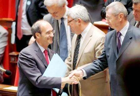 وزير العمل الفرنسي ايريك ويرت (الى اليسار) يصافح الوزير المسؤول عن العلاقات مع البرلمان هنري دى رينكور