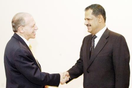 د. مجور لدى استقباله السفير الأمريكي أمس