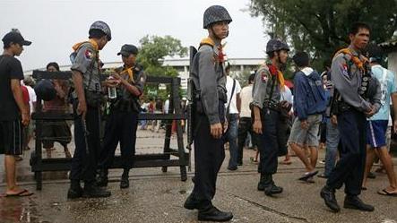 رجال شرطة خارج استاد في يانجون